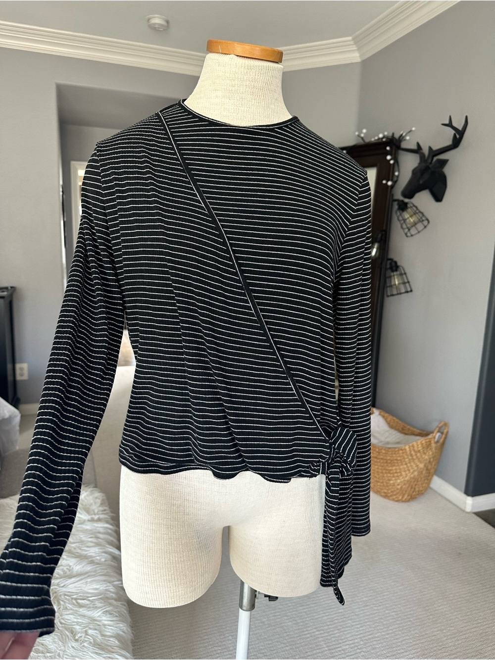 MELI Striped Long-Sleeve Tie-Side Top black and White size large - Picture 4 of 12